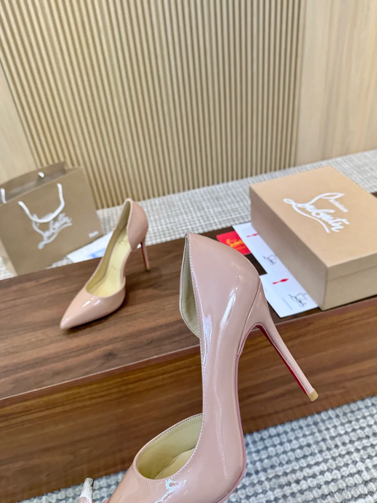 💕💕Factory direct selling price p440💕💕 Genuine leather sole +40 shipped all year round💝Christian Louboutin CL👠 "Imported cow patent leather💎Side hollow series" noble and luxurious, real blingbling👟👟 real materials, all customized by the pattern maker, and the materials are made of original customized materials to achieve the taste of the original 5 color options💍 Upper: Imported 👉cow patent leather💪 Lining: Sheepskin foot pad/lining Size: 34-40.41.42 Heel height: two options: 10.5cm and 8.5cm